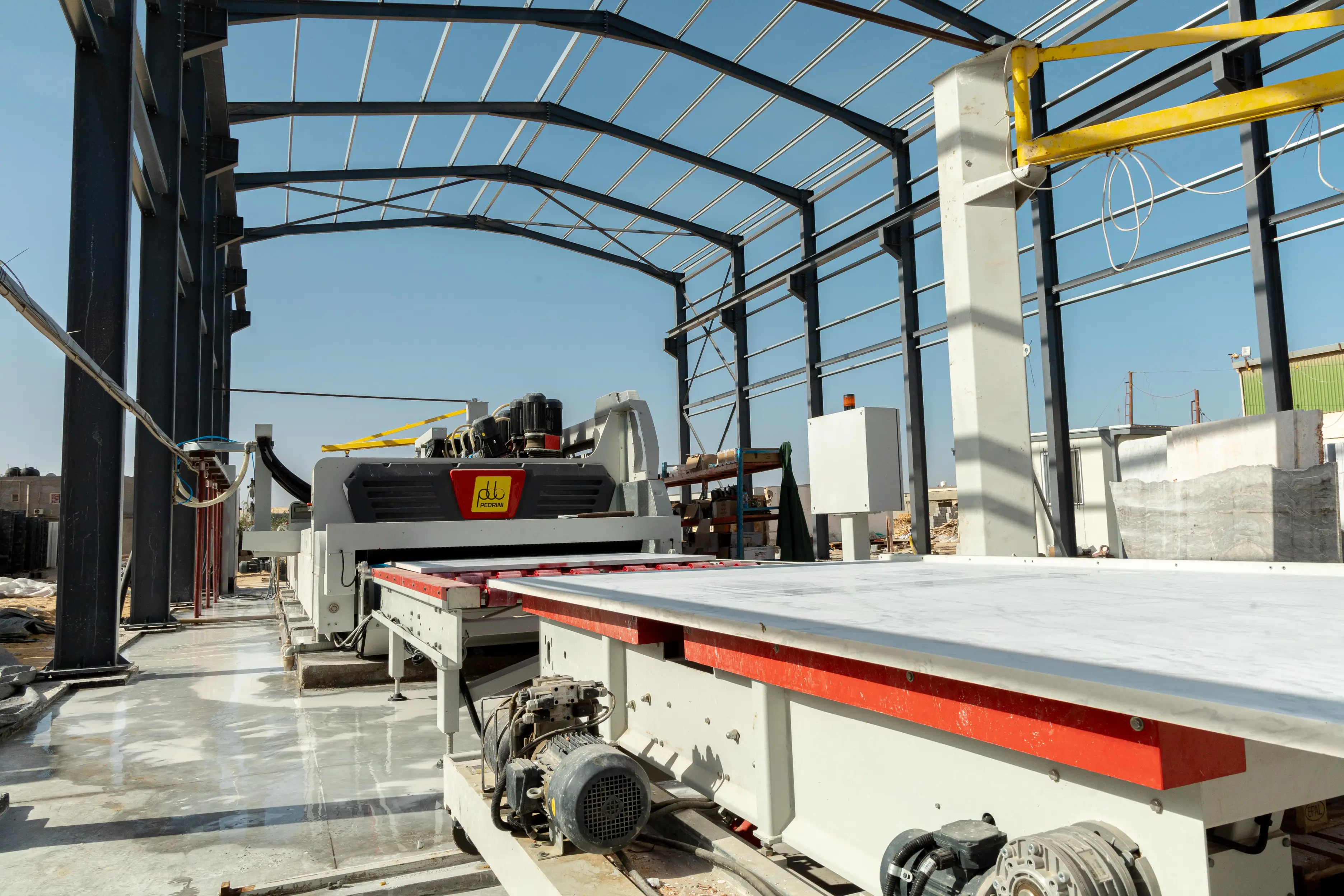 مغاسل رخام بتفاصيل ذهبية